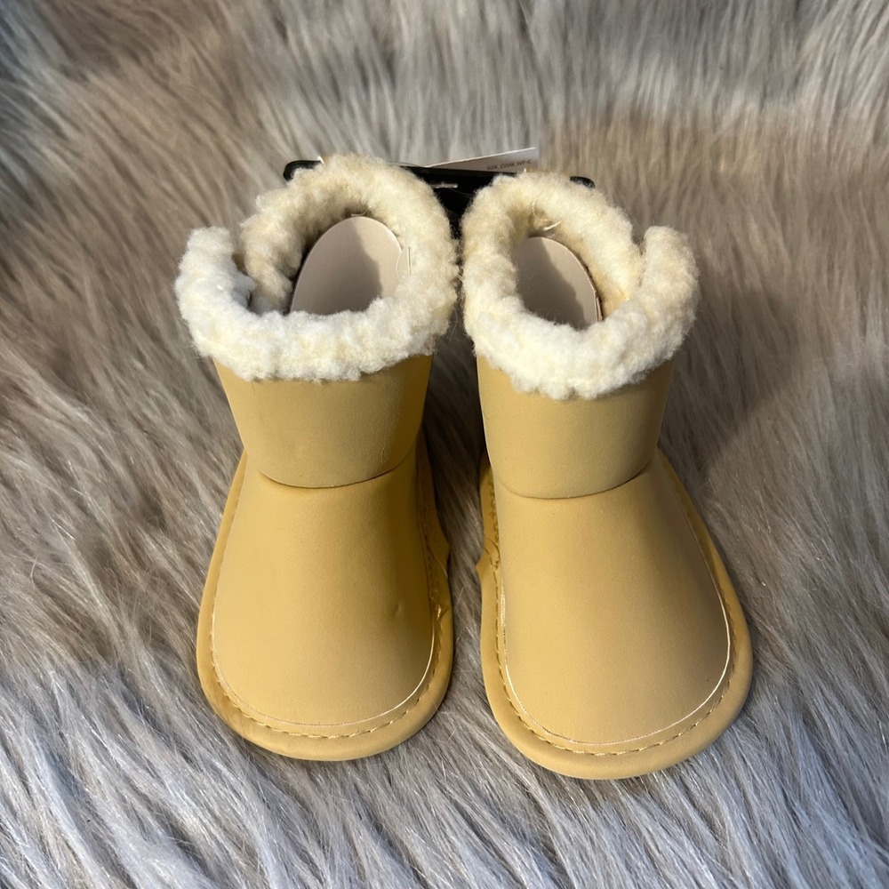Carter's Child Of Mine Crib Shoes Baby's Size 3-6 Months Beige Boots Booties